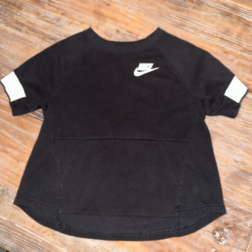 Front pocket NIKE top.